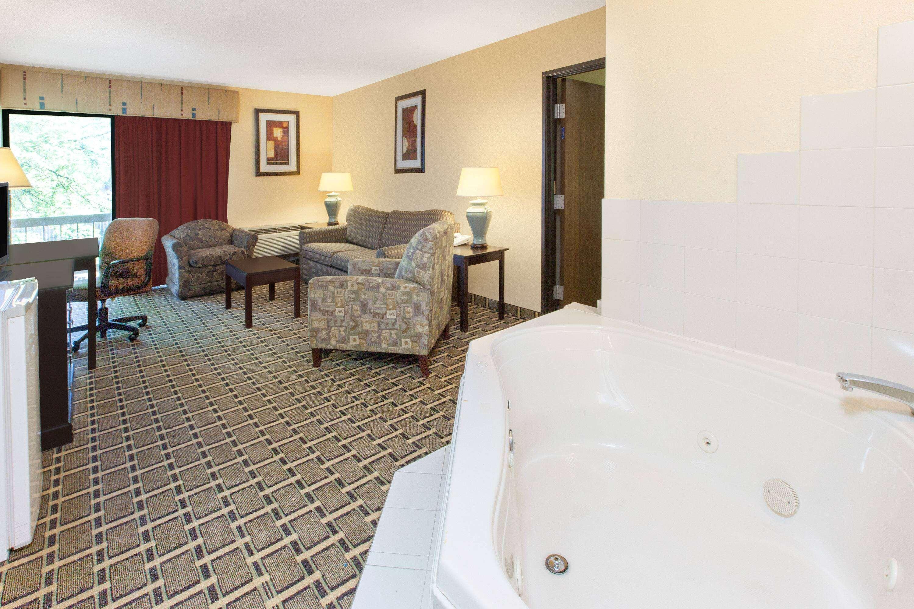 Days Inn & Suites By Wyndham Madison Heights Mi Eksteriør billede