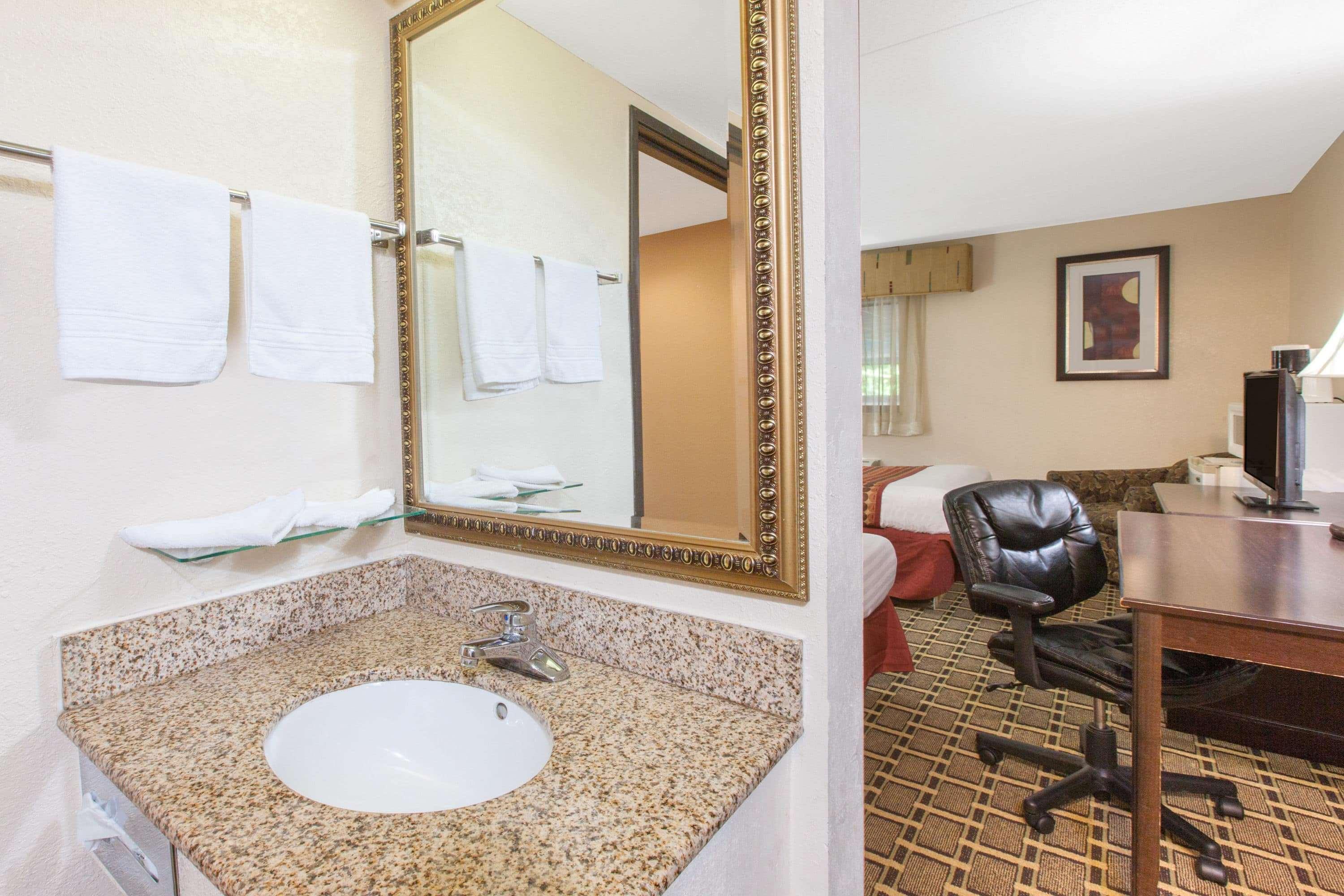 Days Inn & Suites By Wyndham Madison Heights Mi Eksteriør billede