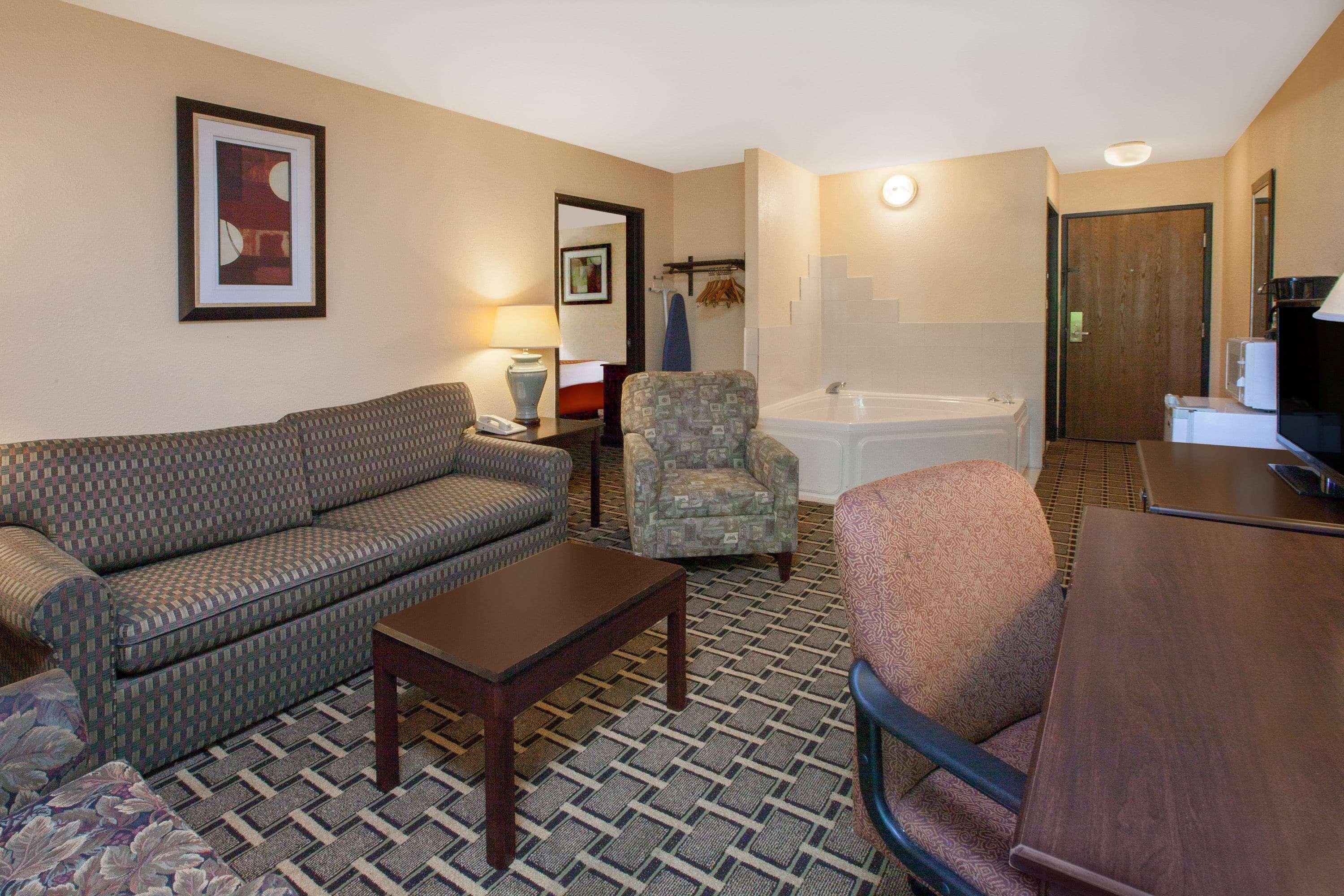 Days Inn & Suites By Wyndham Madison Heights Mi Eksteriør billede