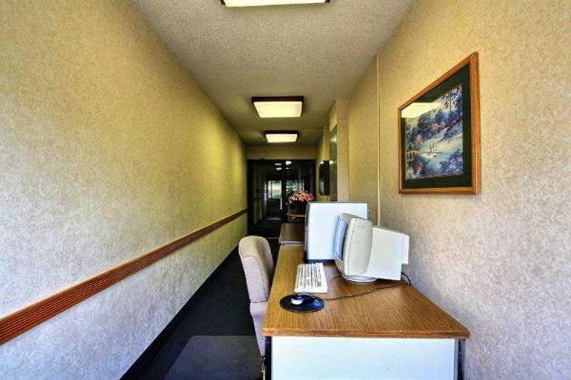 Days Inn & Suites By Wyndham Madison Heights Mi Eksteriør billede