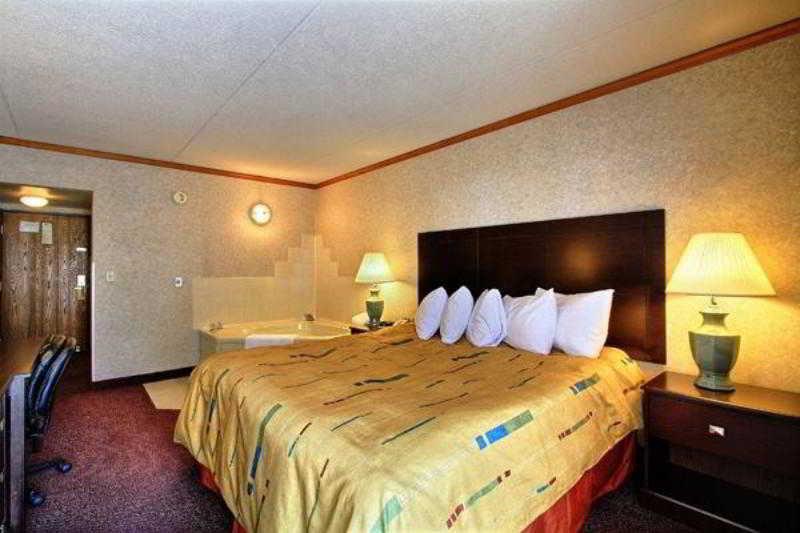 Days Inn & Suites By Wyndham Madison Heights Mi Eksteriør billede