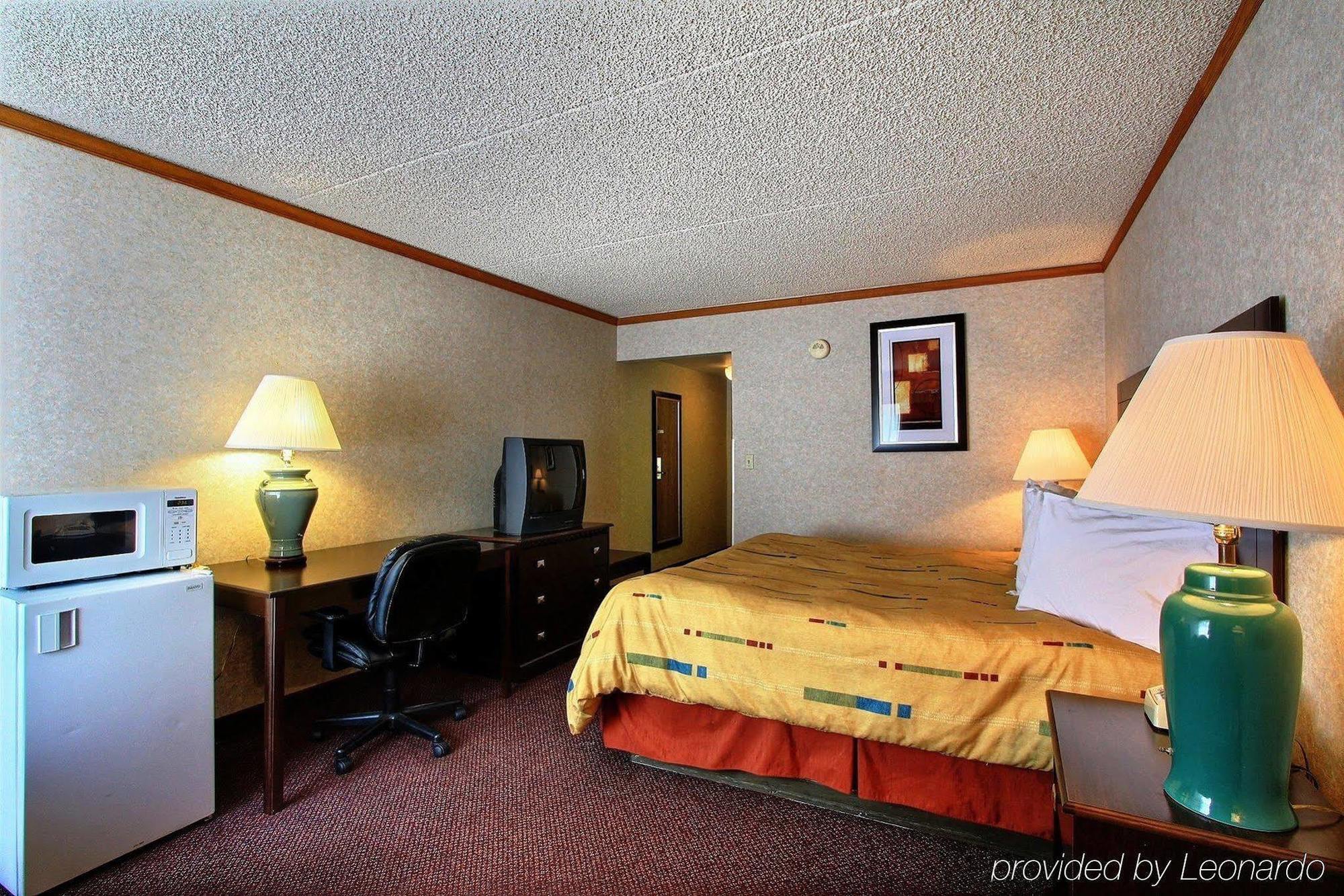 Days Inn & Suites By Wyndham Madison Heights Mi Eksteriør billede