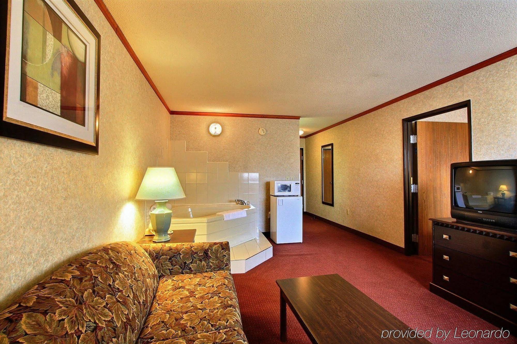 Days Inn & Suites By Wyndham Madison Heights Mi Eksteriør billede