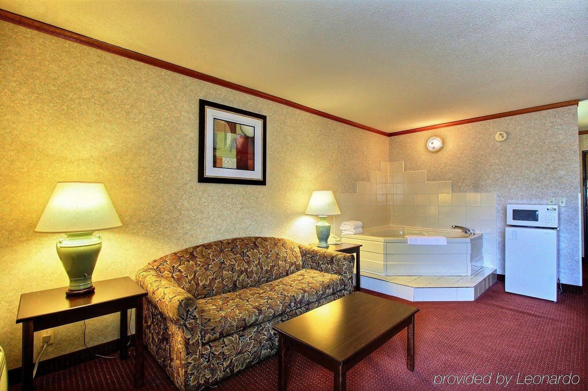 Days Inn & Suites By Wyndham Madison Heights Mi Eksteriør billede